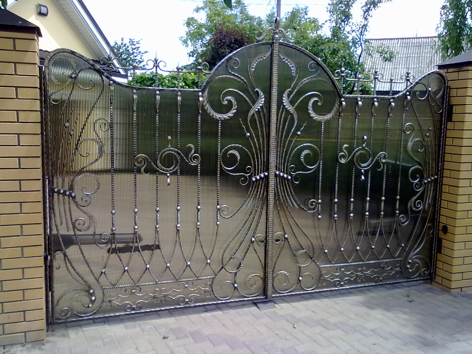 Ворота георгиевск. Ворота кованые арт в013. Кованые ворота Ишеева. Красивые металлические ворота. Ворота кованые распашные.